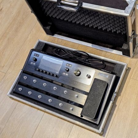 Line 6 Helix + Flight Case Käytetty VT-2958